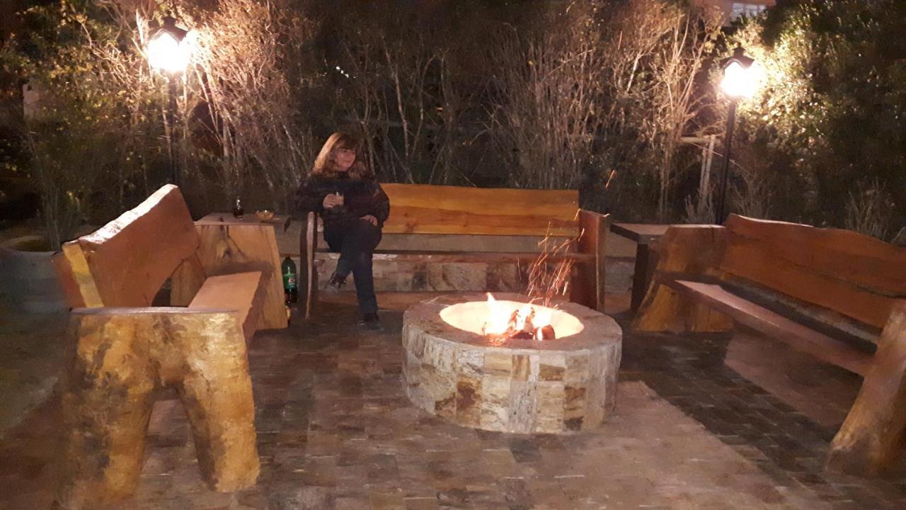 Chale De Madeira - Lareira E Fogueira---lindo Gramado Com Mesa Cafe Da Manha, Churrasqueira E Fogueira Campos do Jordão