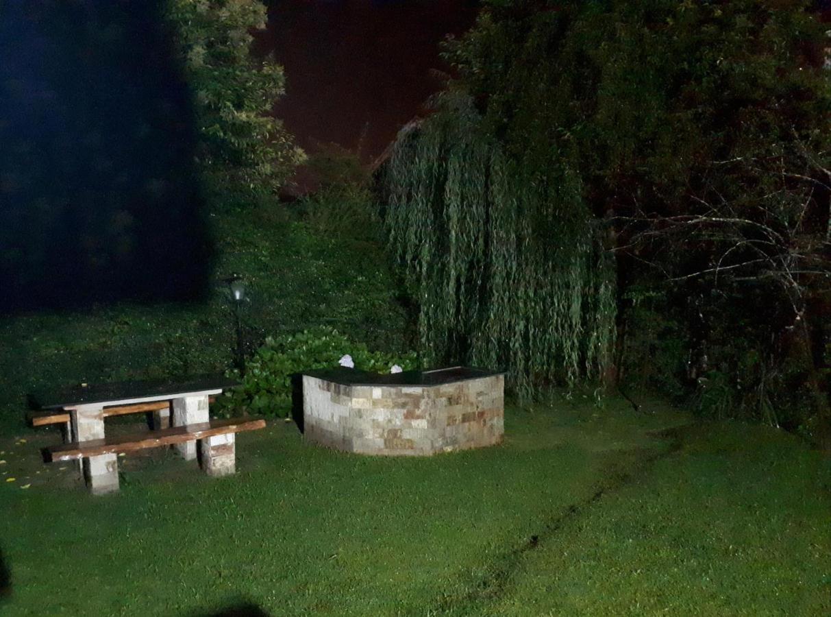 Chale De Madeira - Lareira E Fogueira---lindo Gramado Com Mesa Cafe Da Manha, Churrasqueira E Fogueira *