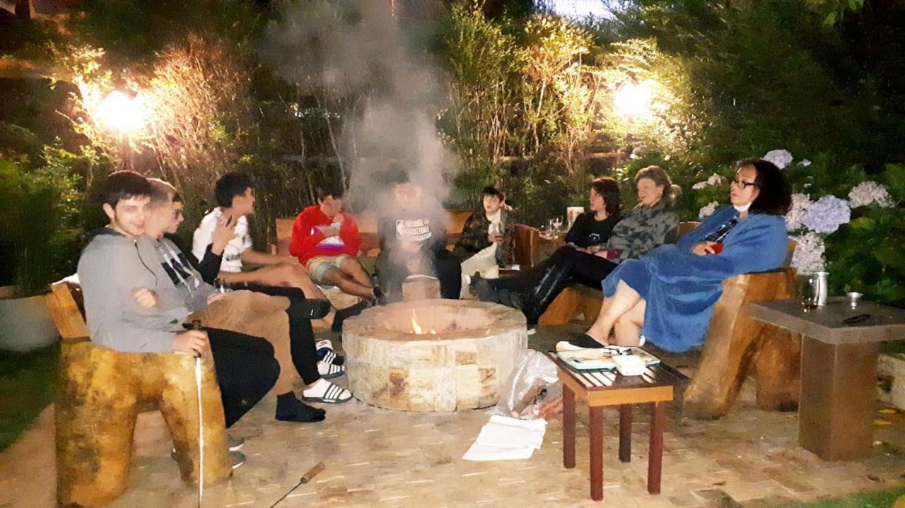 Chale De Madeira - Lareira E Fogueira---lindo Gramado Com Mesa Cafe Da Manha, Churrasqueira E Fogueira Campos do Jordão