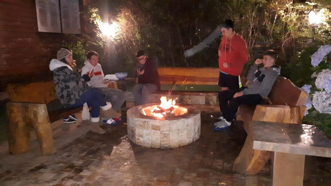 Сasa de vacaciones Chale De Madeira - Lareira E Fogueira---lindo Gramado Com Mesa Cafe Da Manha, Churrasqueira E Fogueira