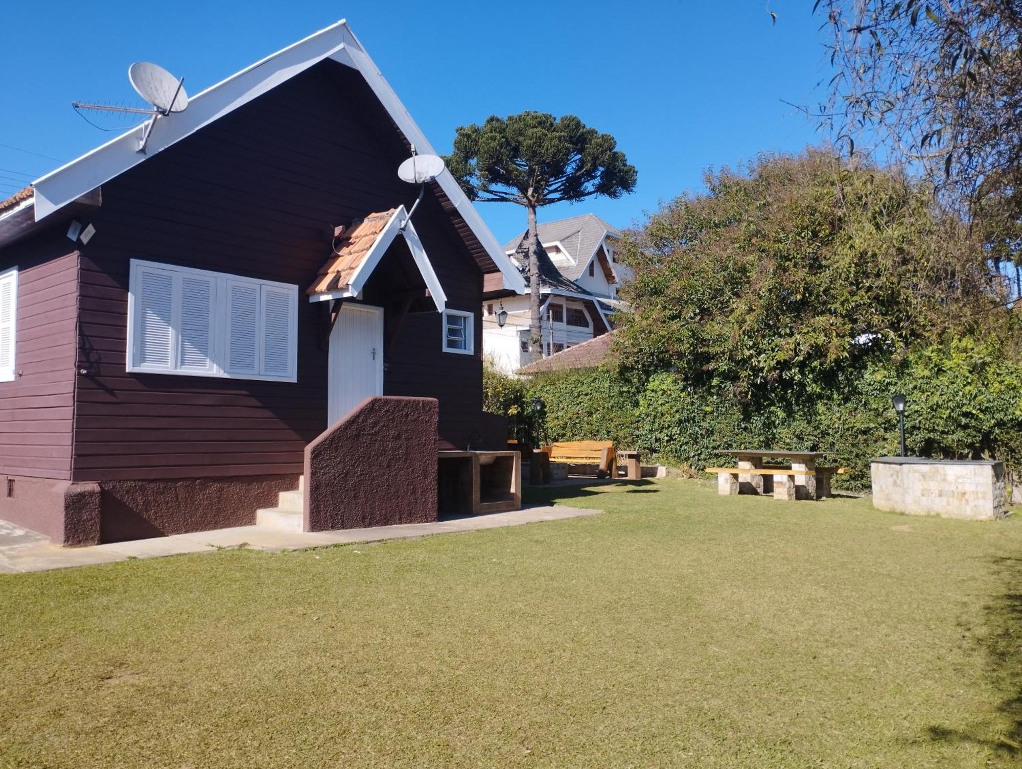 Chale De Madeira - Lareira E Fogueira---lindo Gramado Com Mesa Cafe Da Manha, Churrasqueira E Fogueira