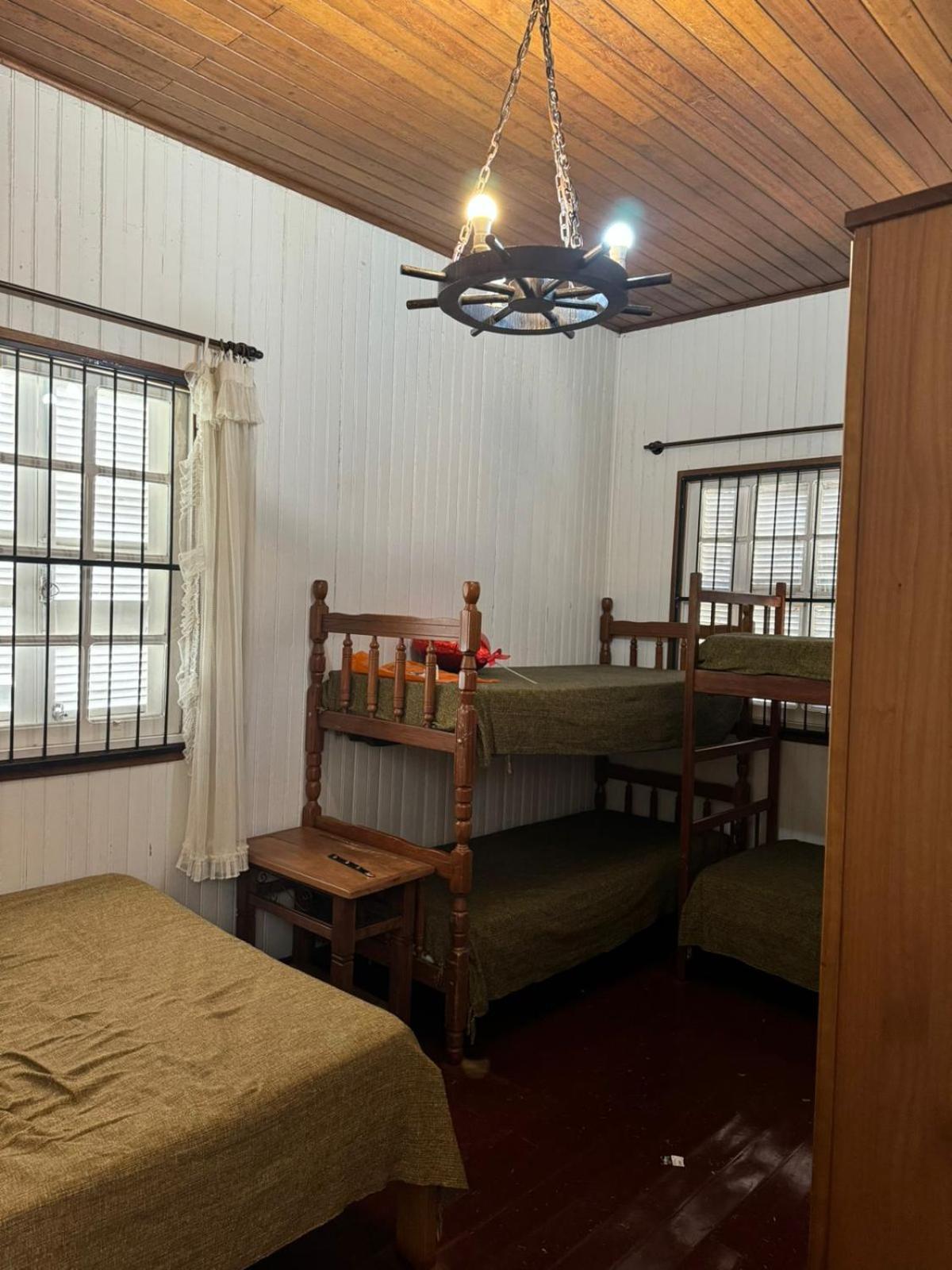 Chale De Madeira - Lareira E Fogueira---lindo Gramado Com Mesa Cafe Da Manha, Churrasqueira E Fogueira *
