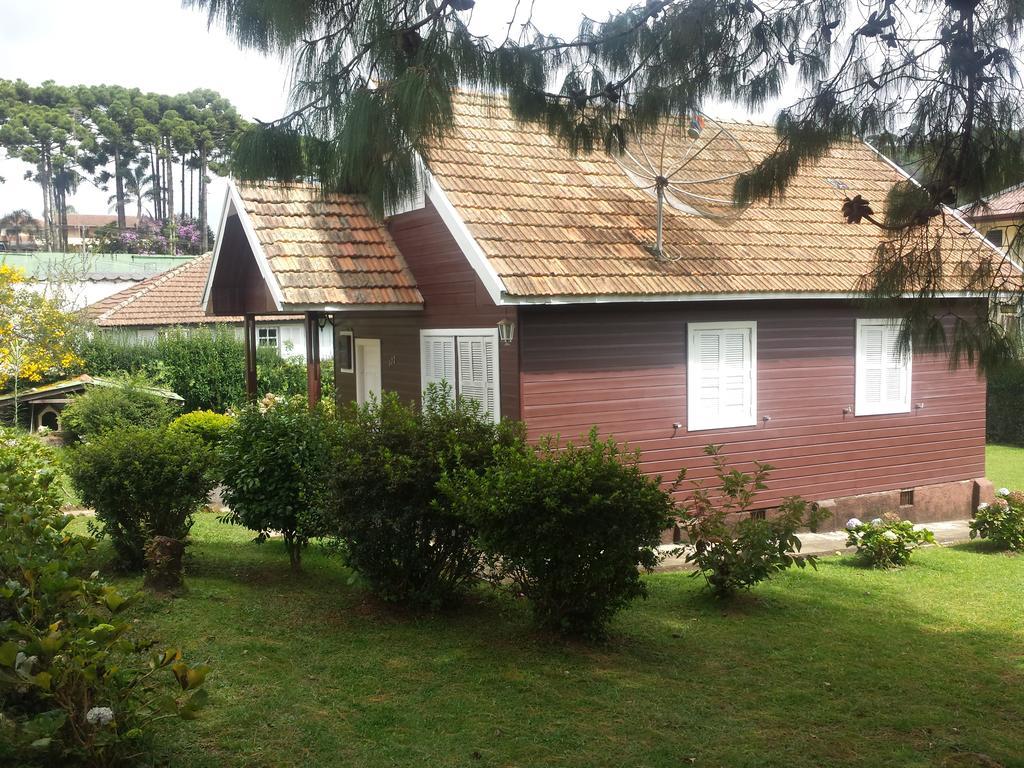 Chale De Madeira - Lareira E Fogueira---lindo Gramado Com Mesa Cafe Da Manha, Churrasqueira E Fogueira