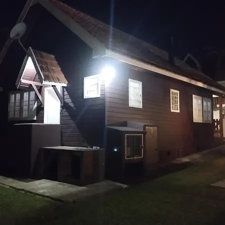 Chale De Madeira - Lareira E Fogueira---Lindo Gramado Com Mesa Para Cafe Da Manha, Churrasqueira E Fogueira Campos do Jordão Exterior photo