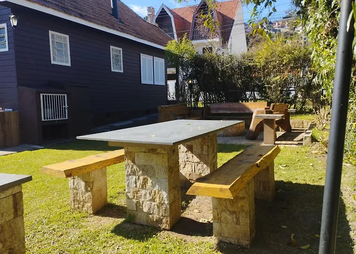 Chale De Madeira - Lareira E Fogueira---Lindo Gramado Com Mesa Para Cafe Da Manha, Churrasqueira E Fogueira